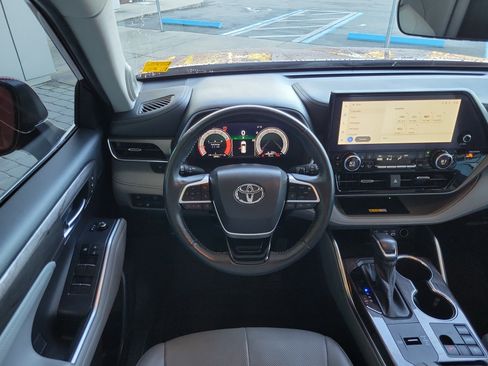 Used 2023 Toyota Highlander Limited image 25