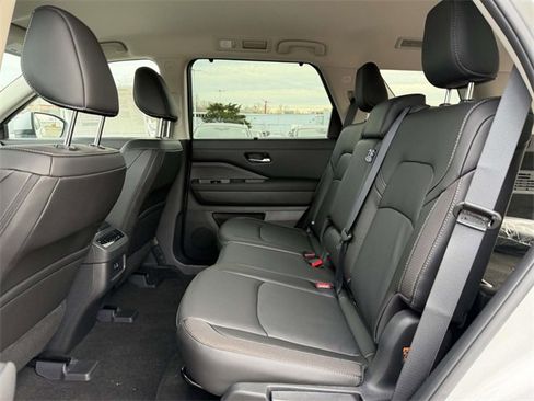 New 2025 Nissan Pathfinder SL image 13