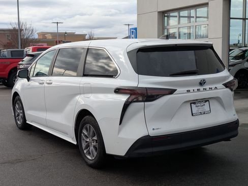 Used 2025 Toyota Sienna LE image 9