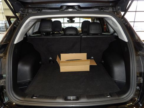 Used 2018 Jeep Compass Latitude w/ Cold Weather Group image 18