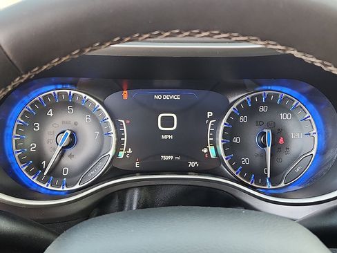 Used 2023 Chrysler Pacifica Touring-L image 16