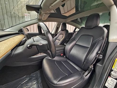 Used 2018 Tesla Model 3 Mid Range image 12