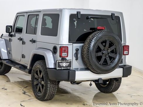 Used 2015 Jeep Wrangler Unlimited Sahara w/ Dual Top Group AWD/4WD image 9