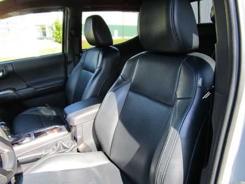 Used 2019 Toyota Tacoma TRD Off-Road image 9