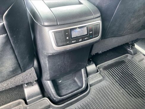 Used 2019 Toyota Highlander XLE AWD/4WD image 28