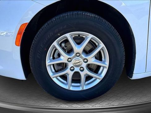 Used 2024 Chrysler Voyager LX image 32