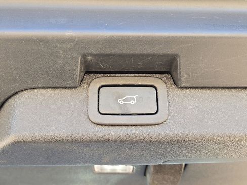 Used 2020 Land Rover Discovery SE image 14