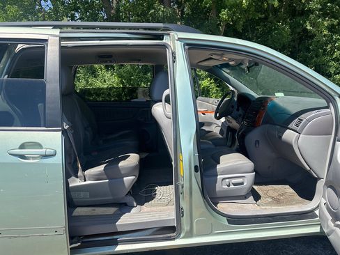 Used 2009 Toyota Sienna XLE FWD image 9