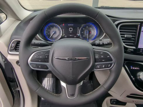 Used 2024 Chrysler Pacifica Touring-L image 21