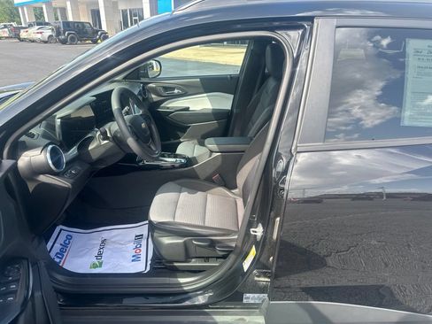 Used 2025 Chevrolet Trax LT FWD image 10