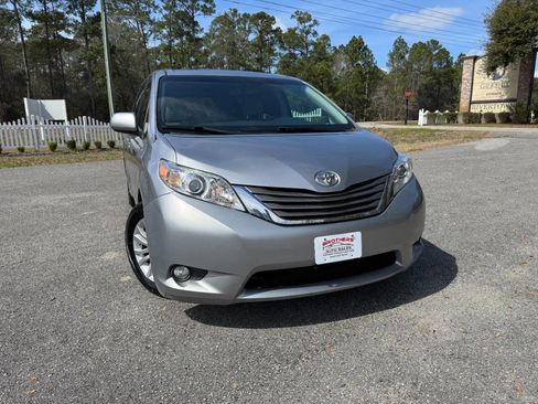 Used 2013 Toyota Sienna XLE FWD image 36