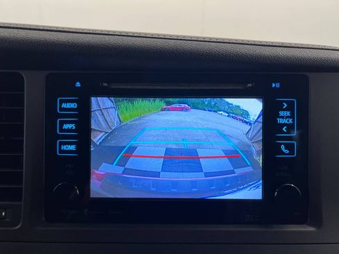 Used 2016 Toyota Sienna SE Premium image 19
