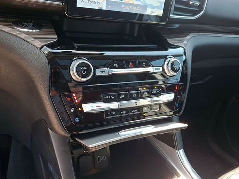 Used 2022 Ford Explorer Limited AWD/4WD image 17