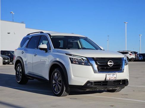 Used 2024 Nissan Pathfinder SV image 2