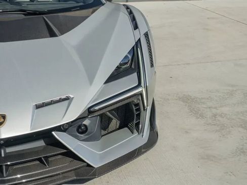 Used 2024 Lamborghini Revuelto image 32