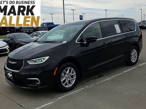 Used 2023 Chrysler Pacifica Touring-L FWD image 4
