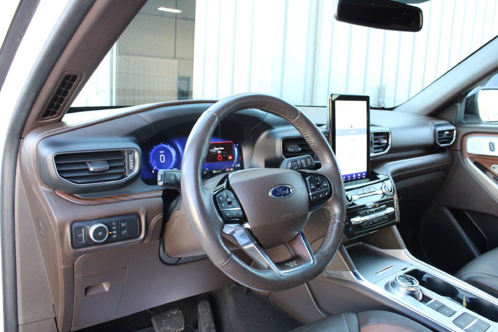 Used 2022 Ford Explorer King Ranch w/ Premium Technology Package RWD image 2
