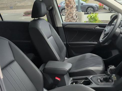Used 2023 Volkswagen Tiguan SE w/ Panoramic Sunroof Package image 12