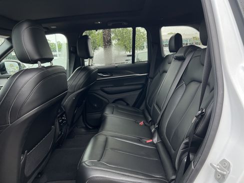 Used 2025 Jeep Grand Cherokee Limited w/ Luxury Tech Group II AWD/4WD image 31