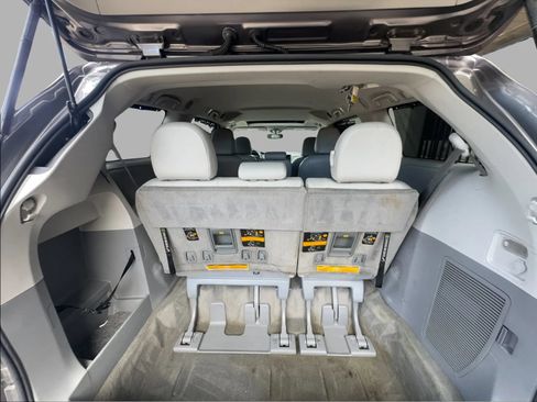 Used 2014 Toyota Sienna XLE FWD image 40