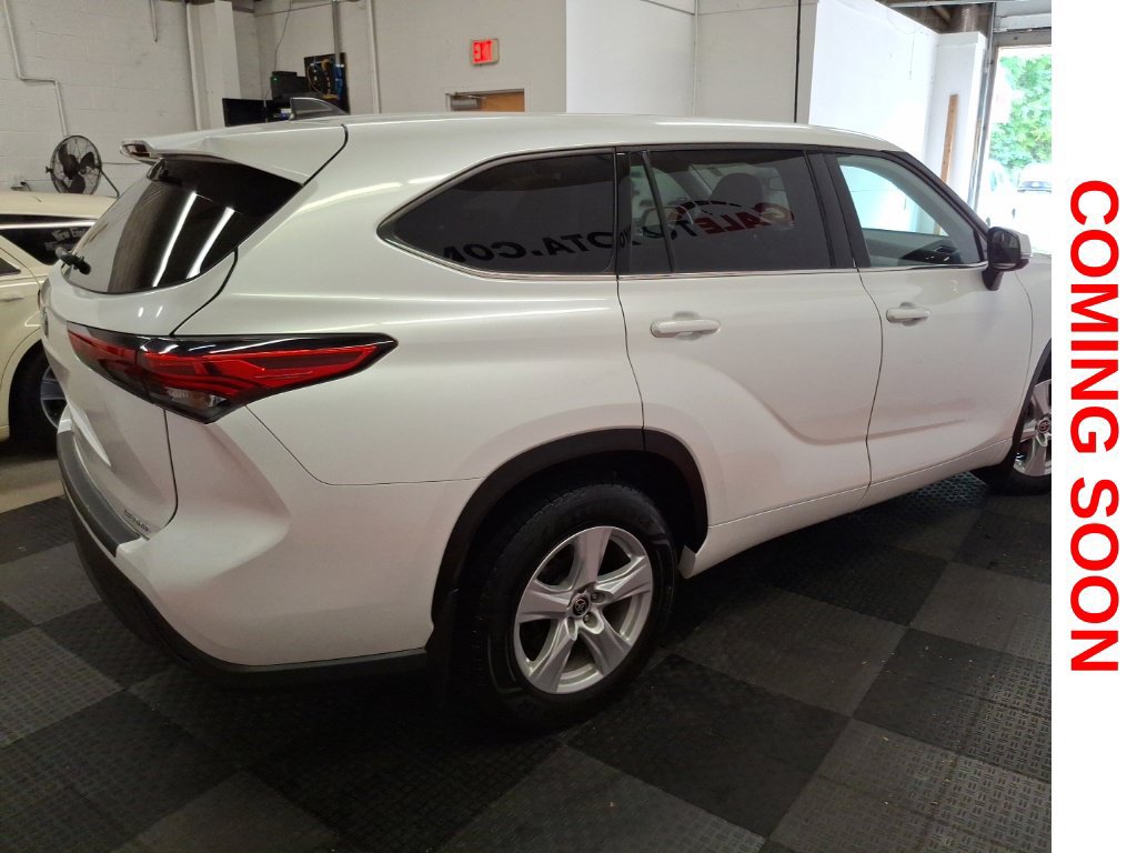 Used 2022 Toyota Highlander LE AWD/4WD image 14