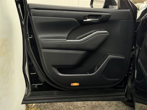 Used 2023 Toyota Highlander XLE image 10