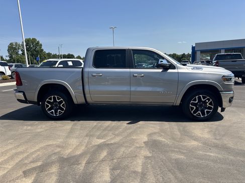 Used 2025 RAM 1500 Laramie AWD/4WD image 9