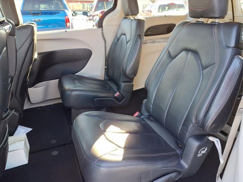 Used 2018 Chrysler Pacifica Touring-L Plus image 7
