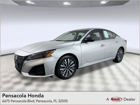 Used 2024 Nissan Altima 2.5 SV image 1