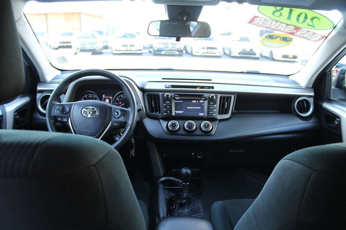 Used 2018 Toyota RAV4 LE FWD image 23