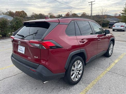 Used 2021 Toyota RAV4 XLE Premium image 9