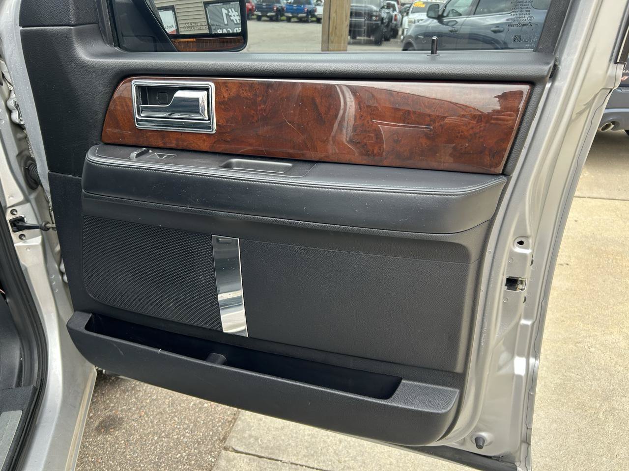 Used 2016 Lincoln Navigator L Select RWD image 17