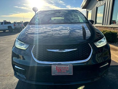 Used 2023 Chrysler Pacifica Touring-L image 3