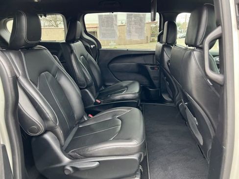 Used 2020 Chrysler Pacifica Touring-L w/ S Appearance Package image 12