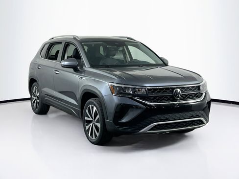Used 2023 Volkswagen Taos SE image 3