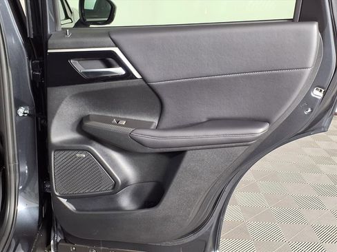 New 2025 Mitsubishi Outlander SE image 10