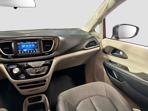 Used 2019 Chrysler Pacifica L FWD image 23