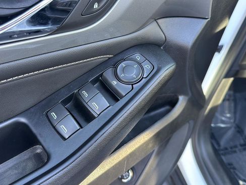 Used 2023 Chevrolet Traverse LT image 27