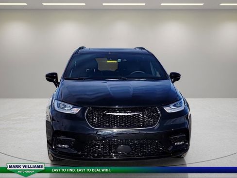 Used 2025 Chrysler Pacifica Limited image 9