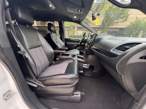 Used 2014 Chrysler Town & Country S FWD image 19