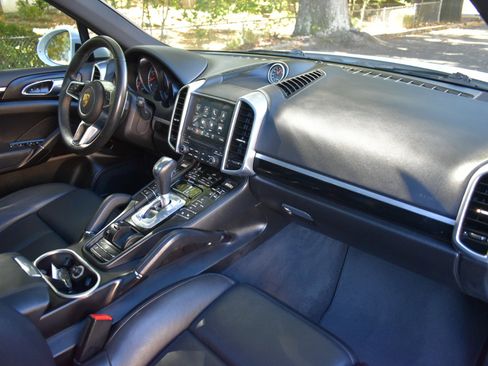 Used 2018 Porsche Cayenne Platinum Edition image 13