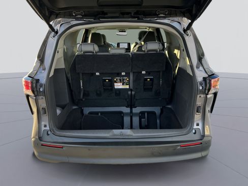 Used 2022 Toyota Sienna XLE image 26