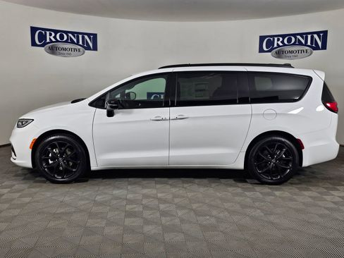New 2026 Chrysler Pacifica Select FWD image 2