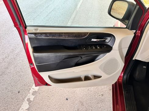 Used 2014 Chrysler Town & Country Touring FWD image 10