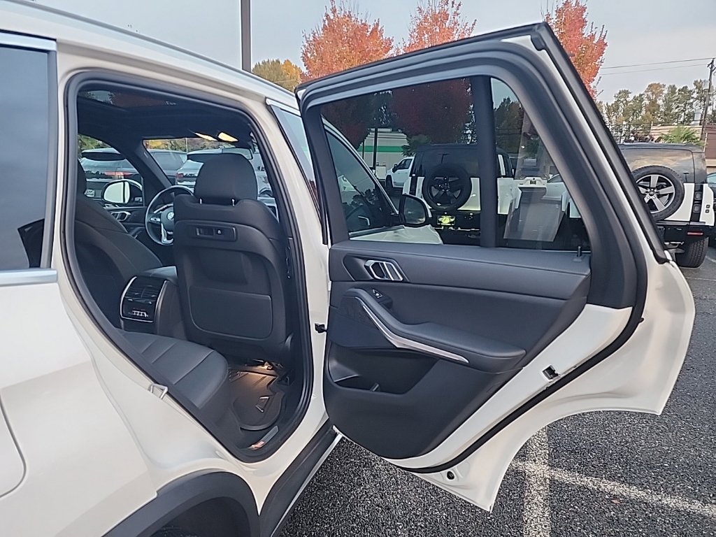 Used 2022 BMW X5 xDrive40i w/ Parking Assistance Package AWD/4WD image 18