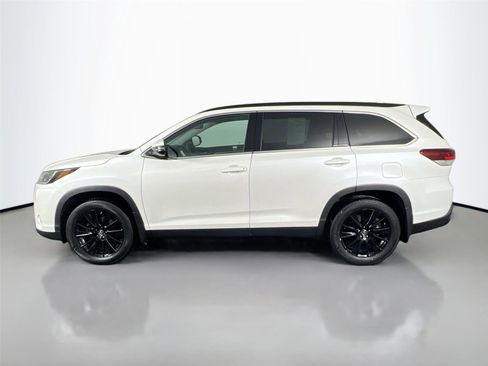 Used 2019 Toyota Highlander SE image 3