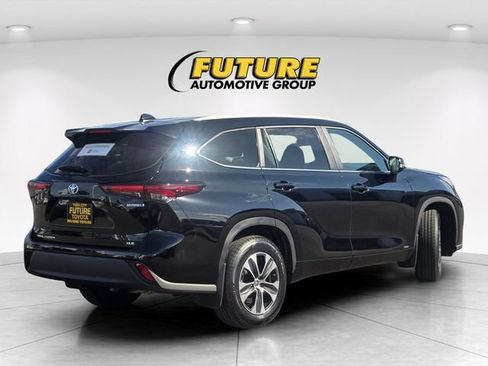 Certified 2024 Toyota Highlander XLE AWD/4WD image 5