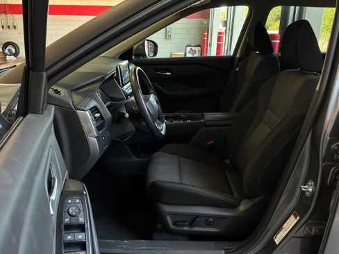 Used 2025 Nissan Rogue SV FWD image 10