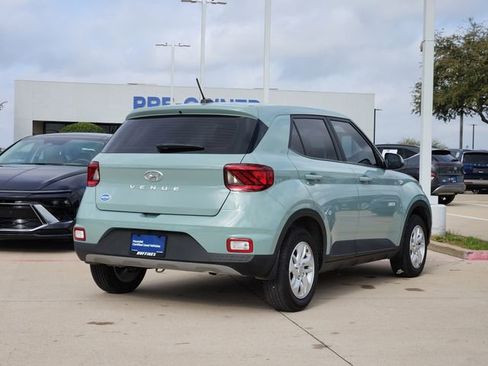 Certified 2025 Hyundai Venue SE image 3