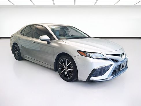 Used 2022 Toyota Camry SE FWD image 3